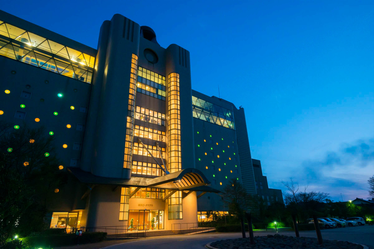 ホテル外観（夜）